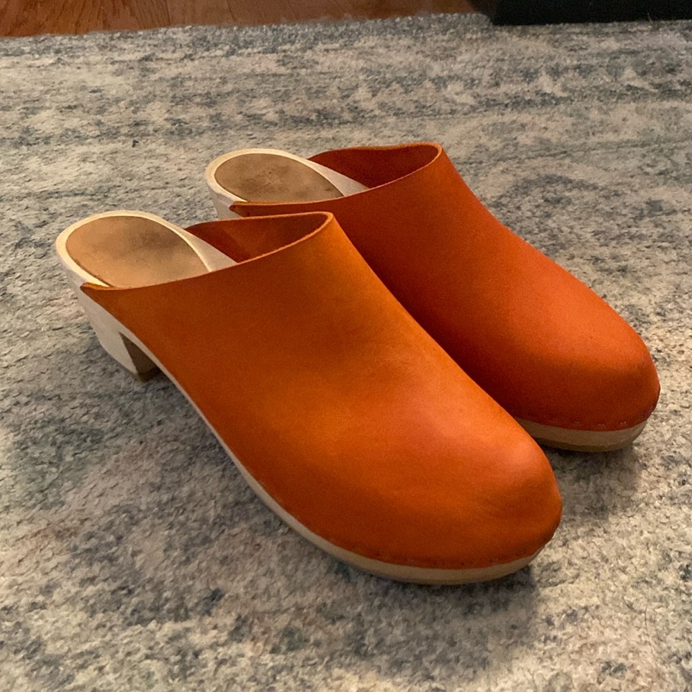 Bryr Clementine Clogs in Poppy orange